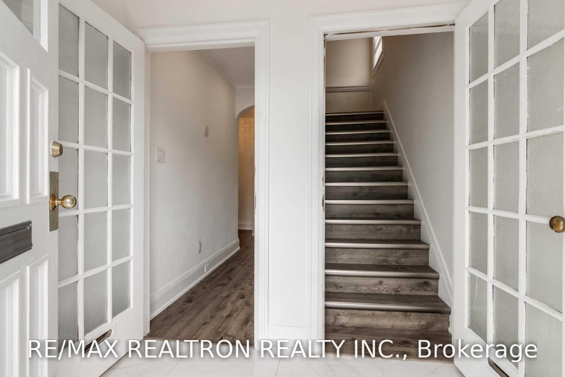 Upper - 4 Hillholm Road, Toronto 4