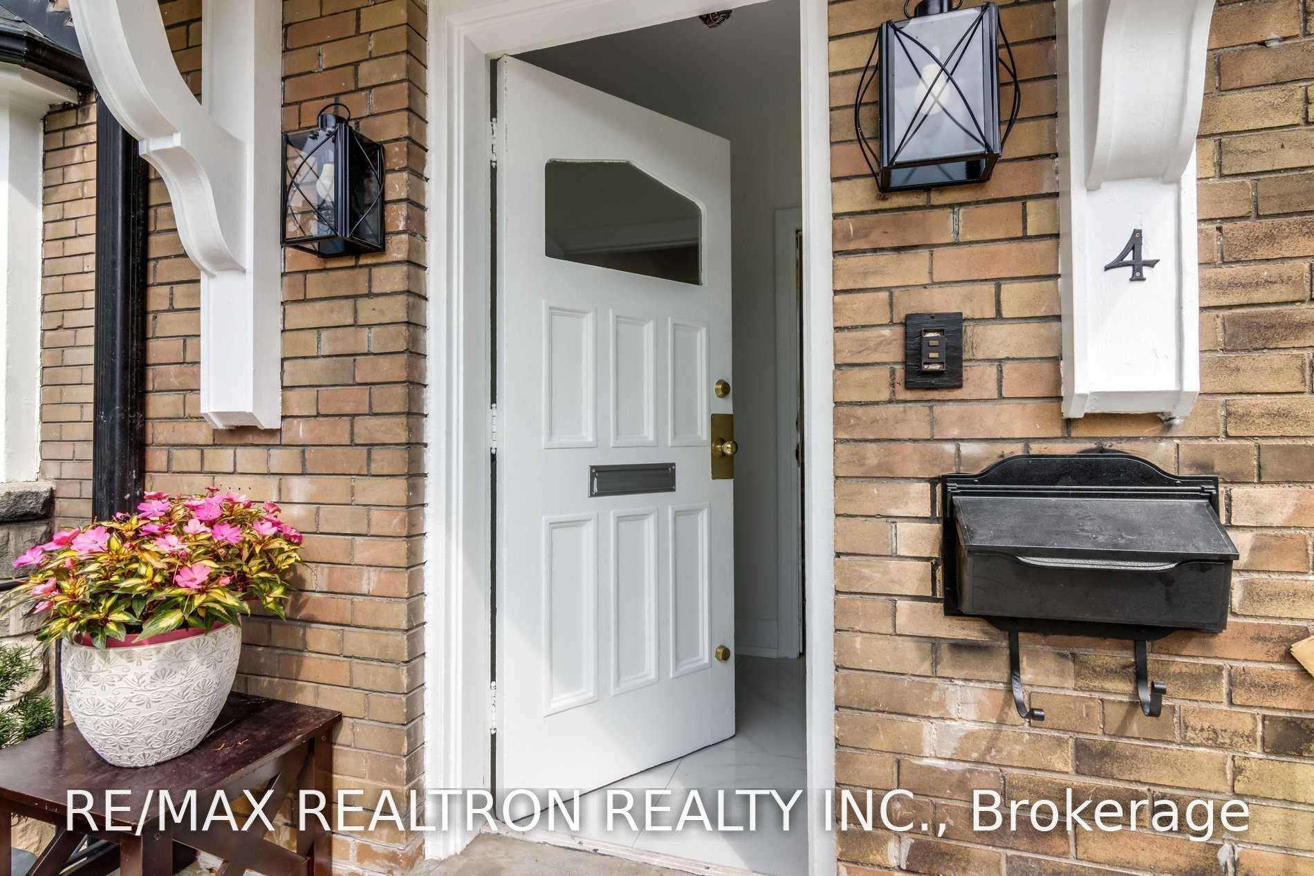 Upper - 4 Hillholm Road, Toronto 3