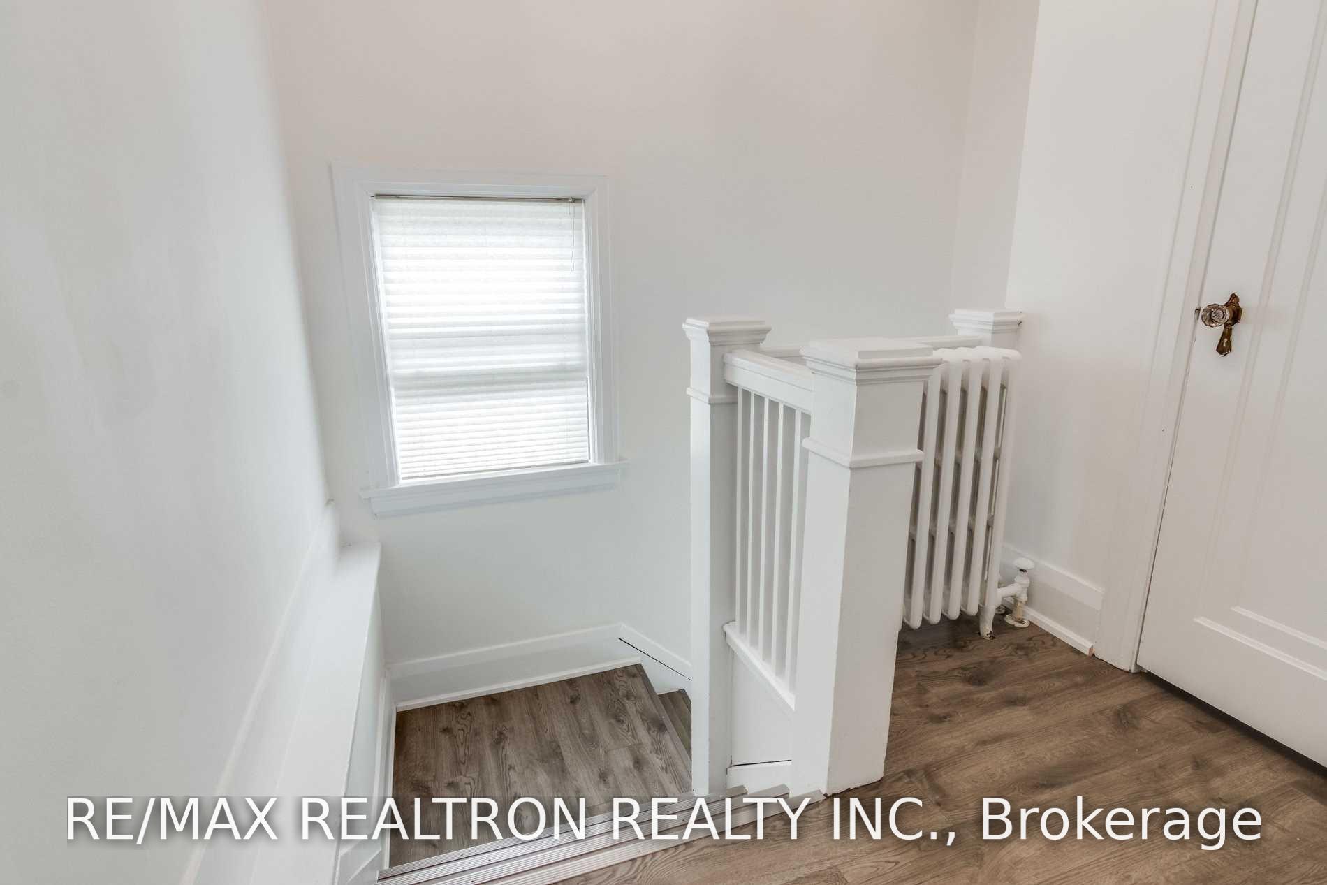 Upper - 4 Hillholm Road, Toronto 5
