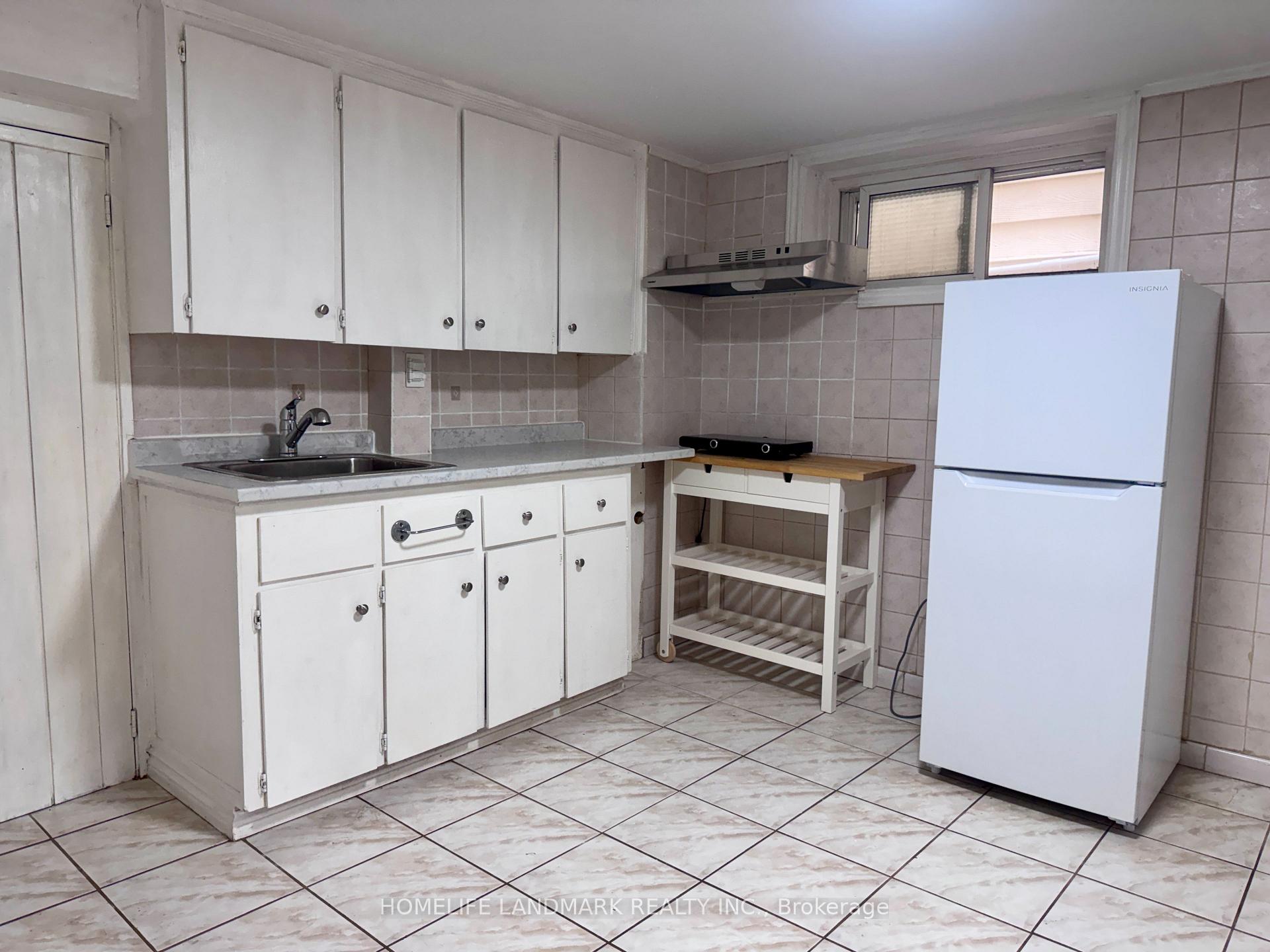 Lower - 415 Delaware Avenue, Toronto 3