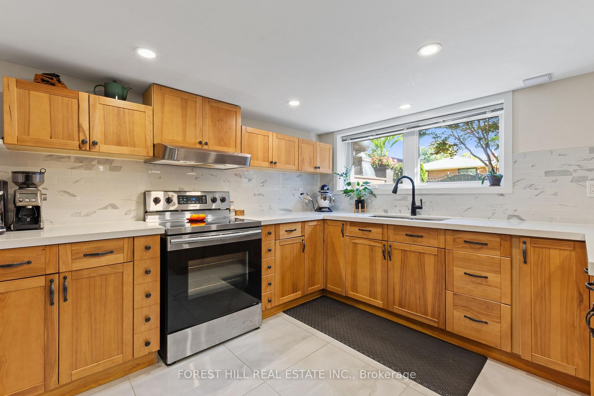 Lower - 53 Meadowbank Road, Toronto 4