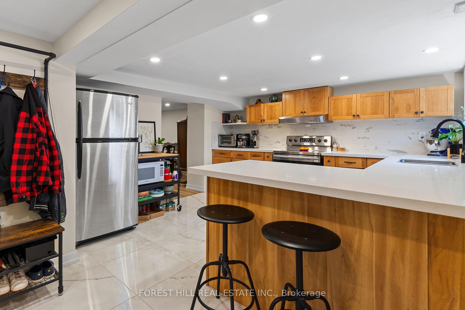 Lower - 53 Meadowbank Road, Toronto 3