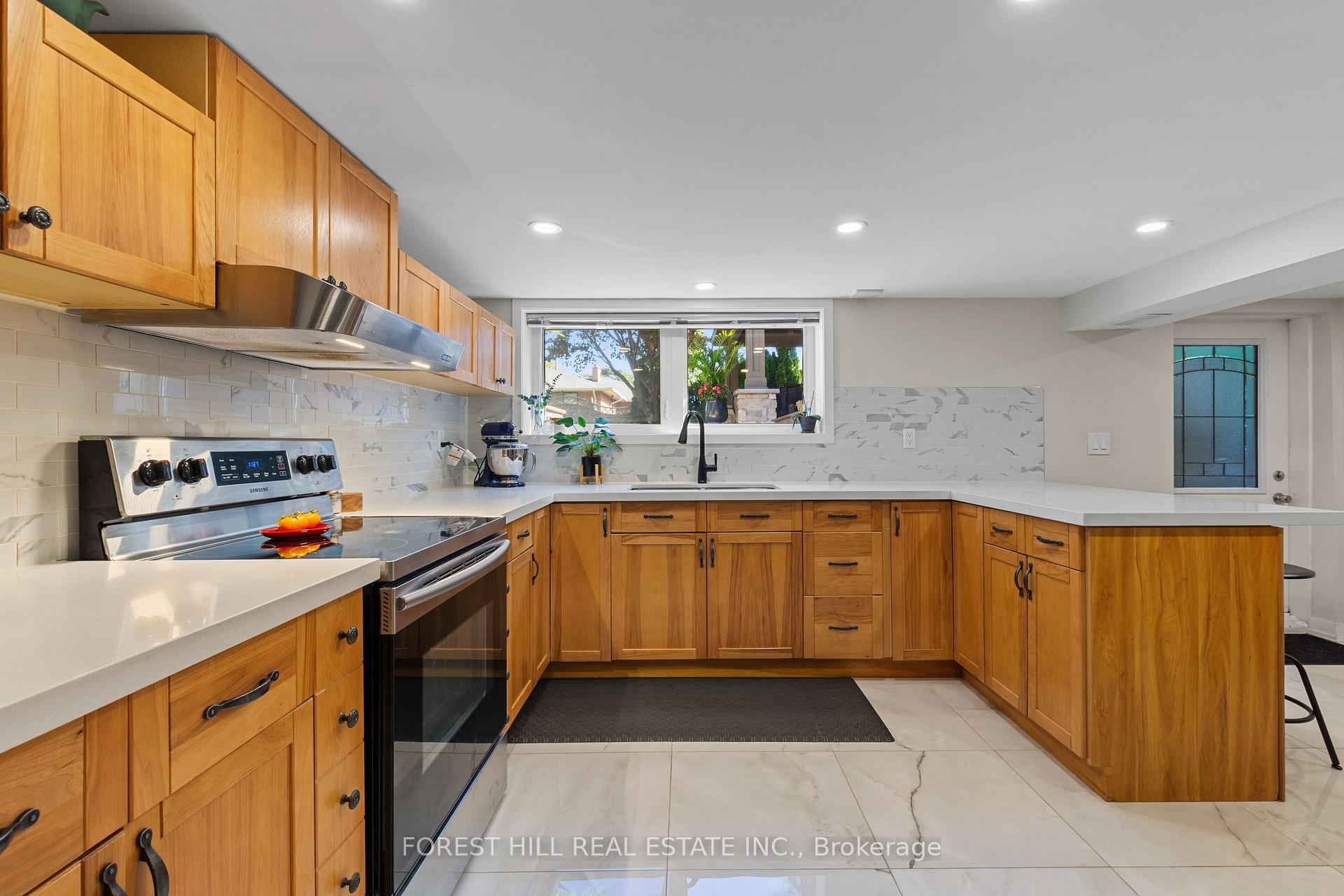 Lower - 53 Meadowbank Road, Toronto 5