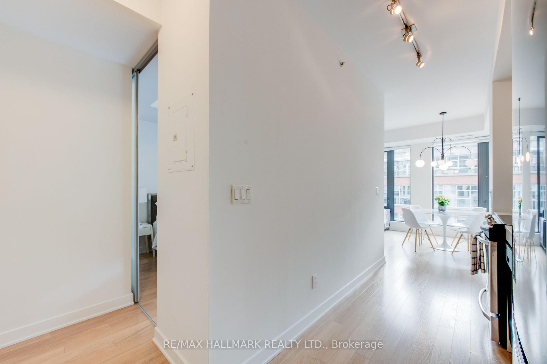 702 - 32 Camden Street, Toronto 5