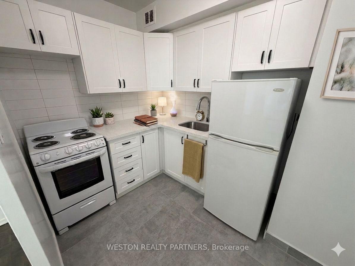 202 - 171 Erskine Avenue, Toronto 3