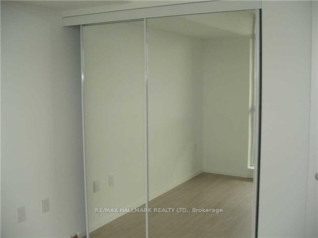 2001 - 830 Lawrence Avenue W, Toronto 4