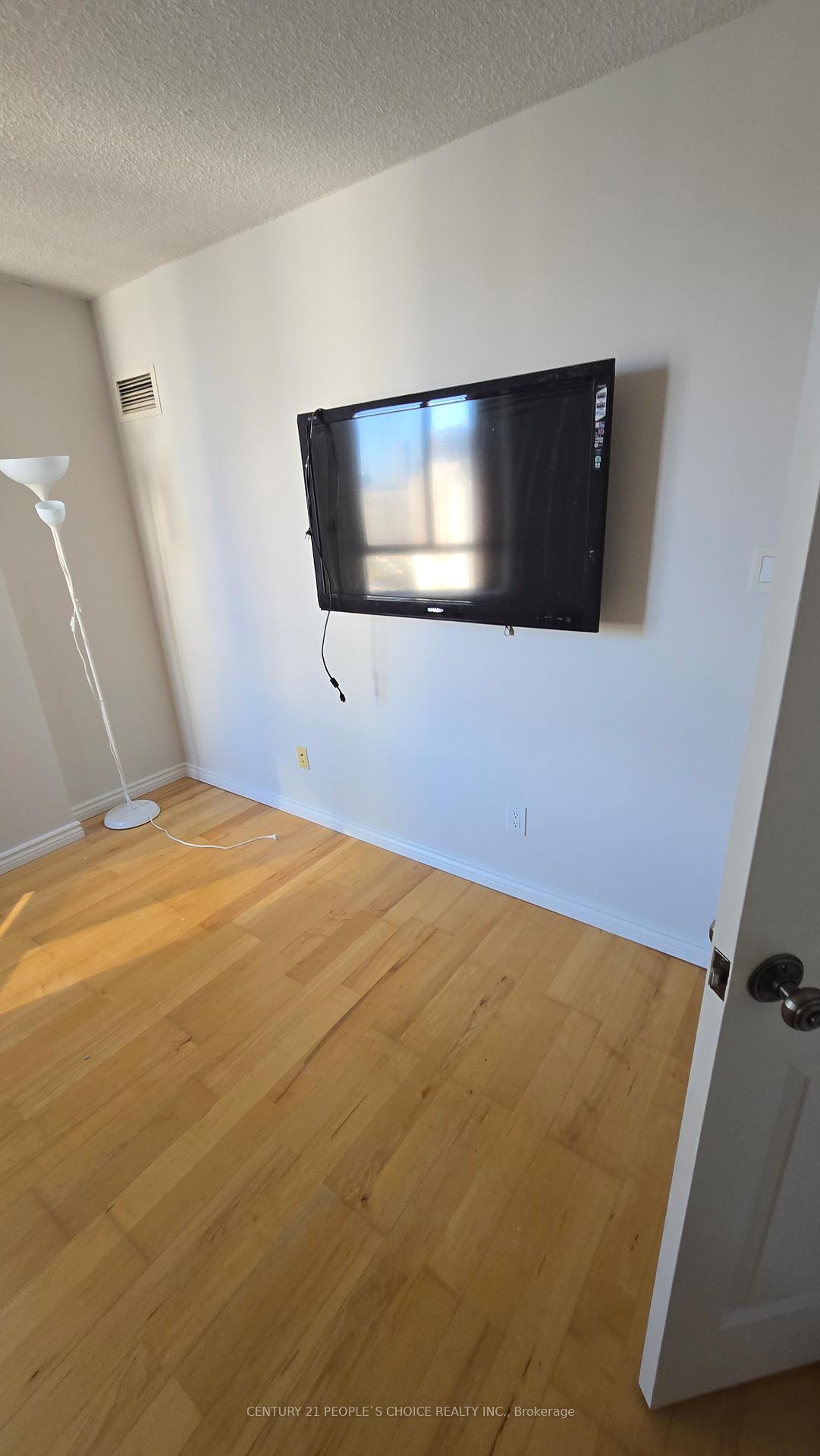 2604 - 633 Bay Street, Toronto 4