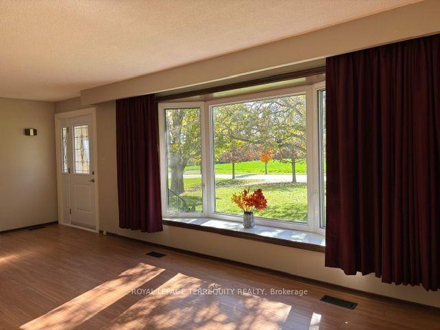 320 Myrtle Road E, Whitby 5