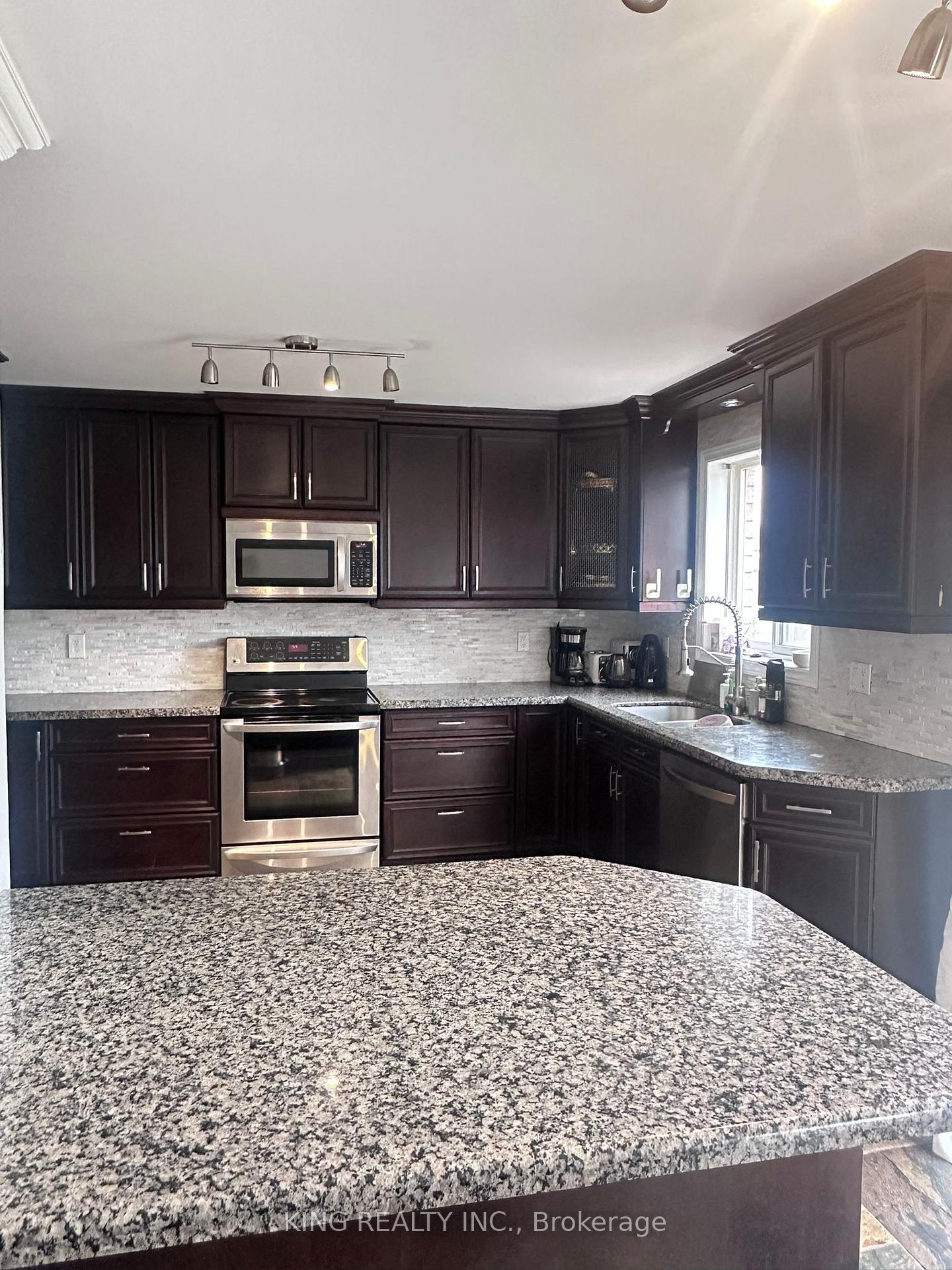 9 Whitehorn Crescent, Barrie 3