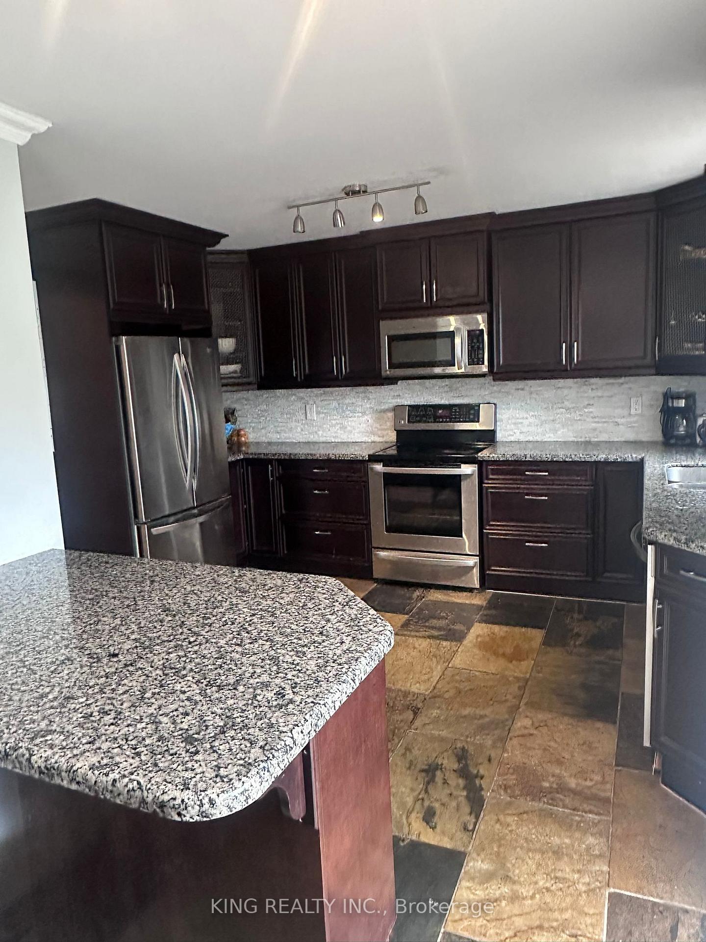 9 Whitehorn Crescent, Barrie 2