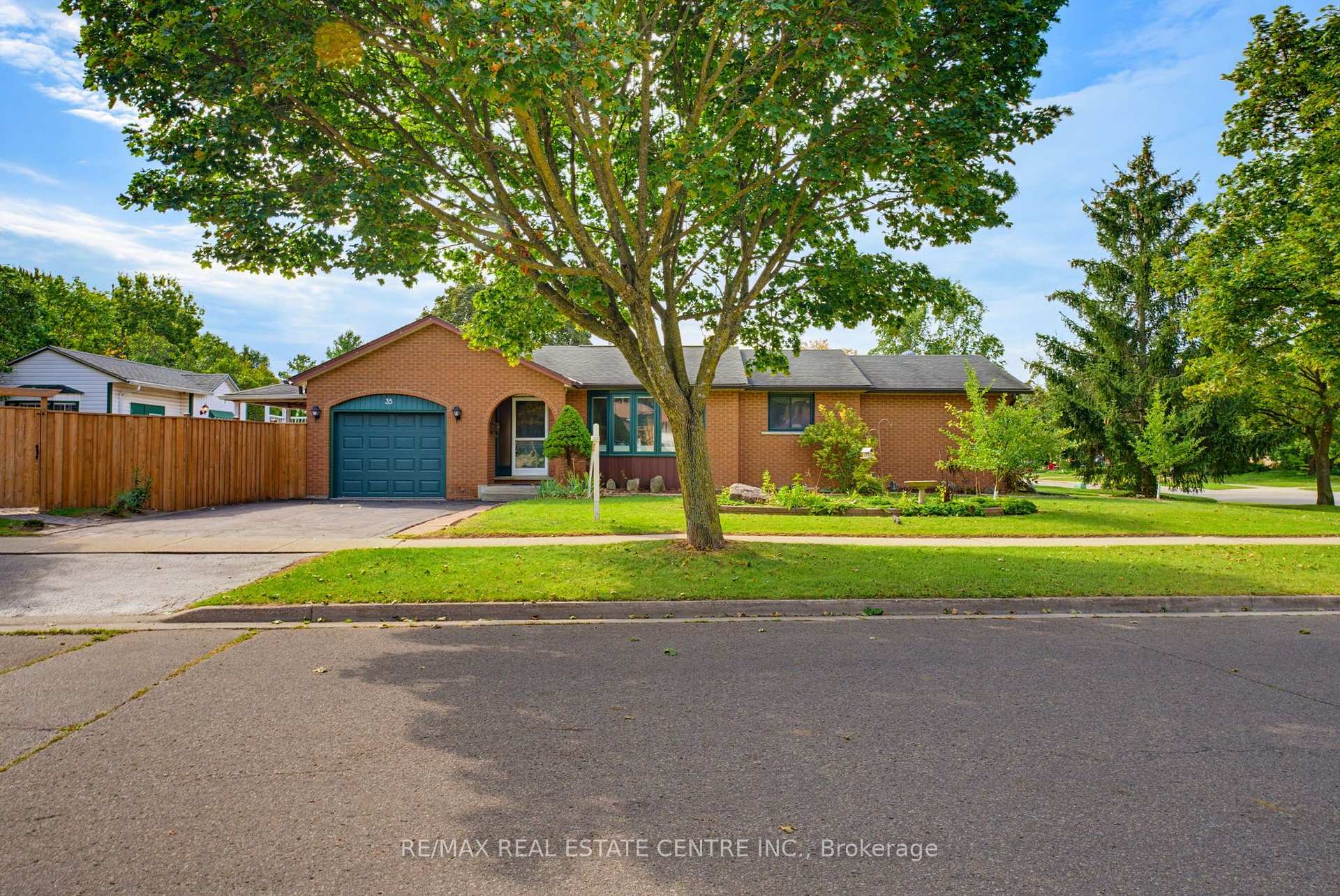 35 Windy Ridge Drive Kitchener Ontario Canada Sale residential Frieda Kotsopoulos RE/MAX Twin City Realty Inc., Brokerage *