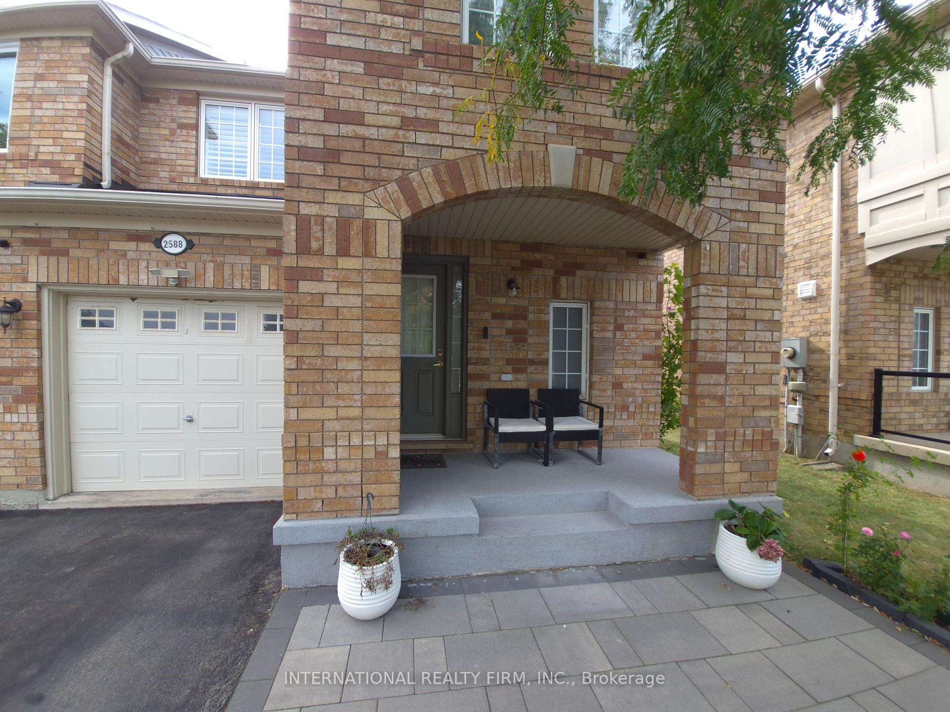 2588 Valleyridge Drive, Oakville 2