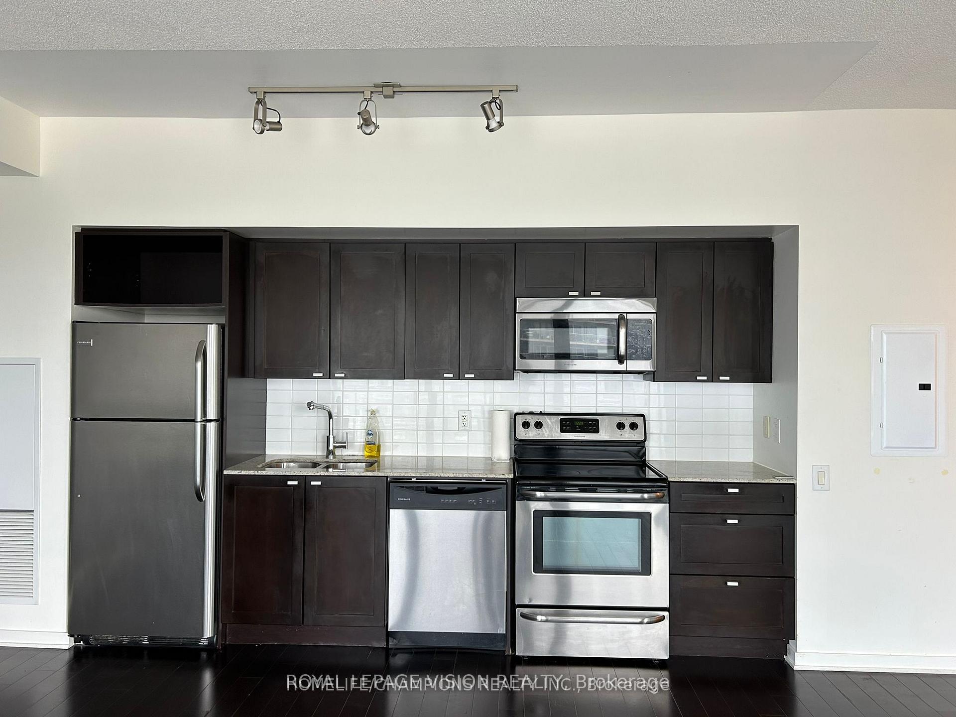 2016 - 105 The Queensway, Toronto 3