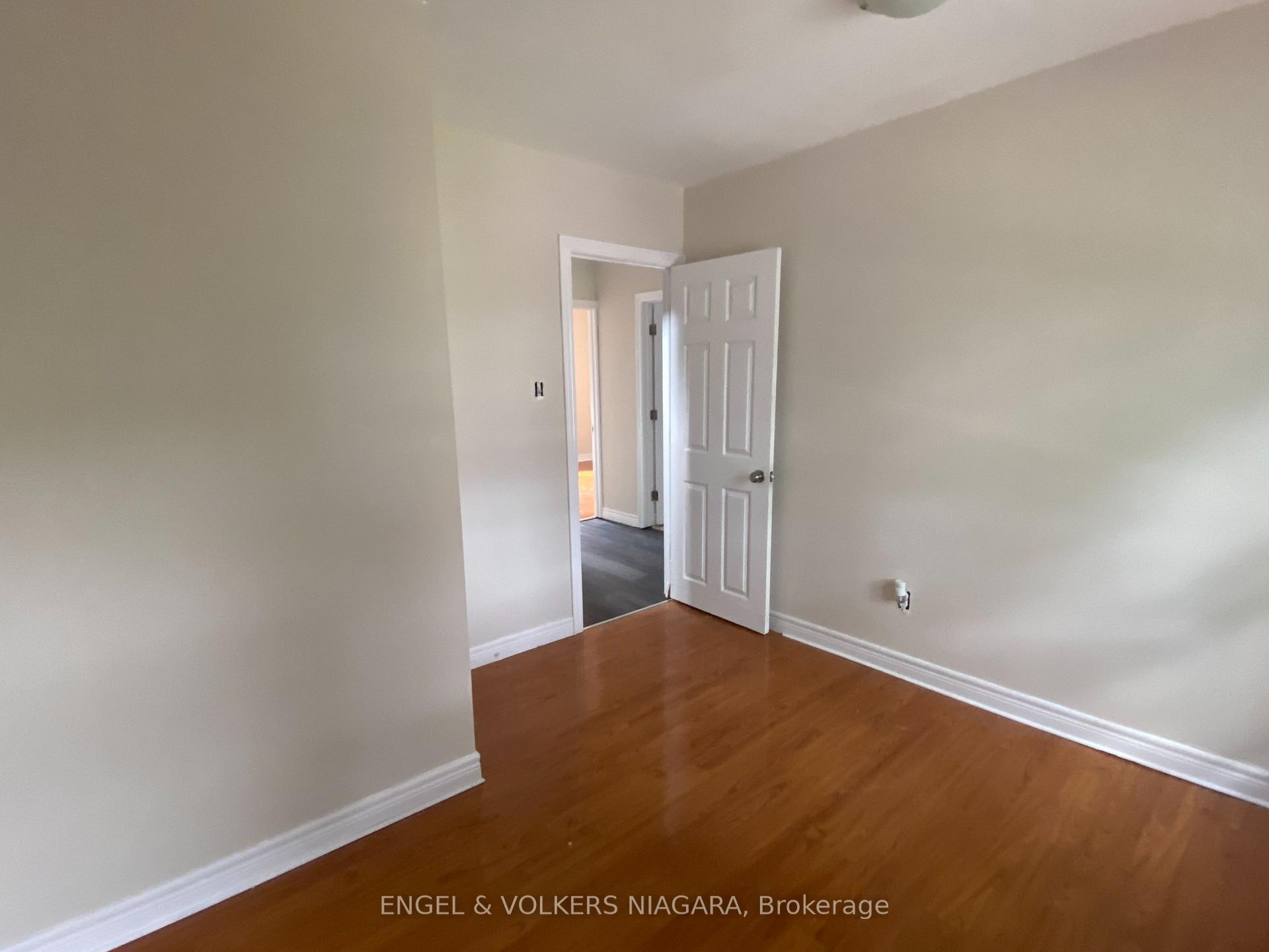 2 - 5006 Willmott Street, Niagara Falls 4