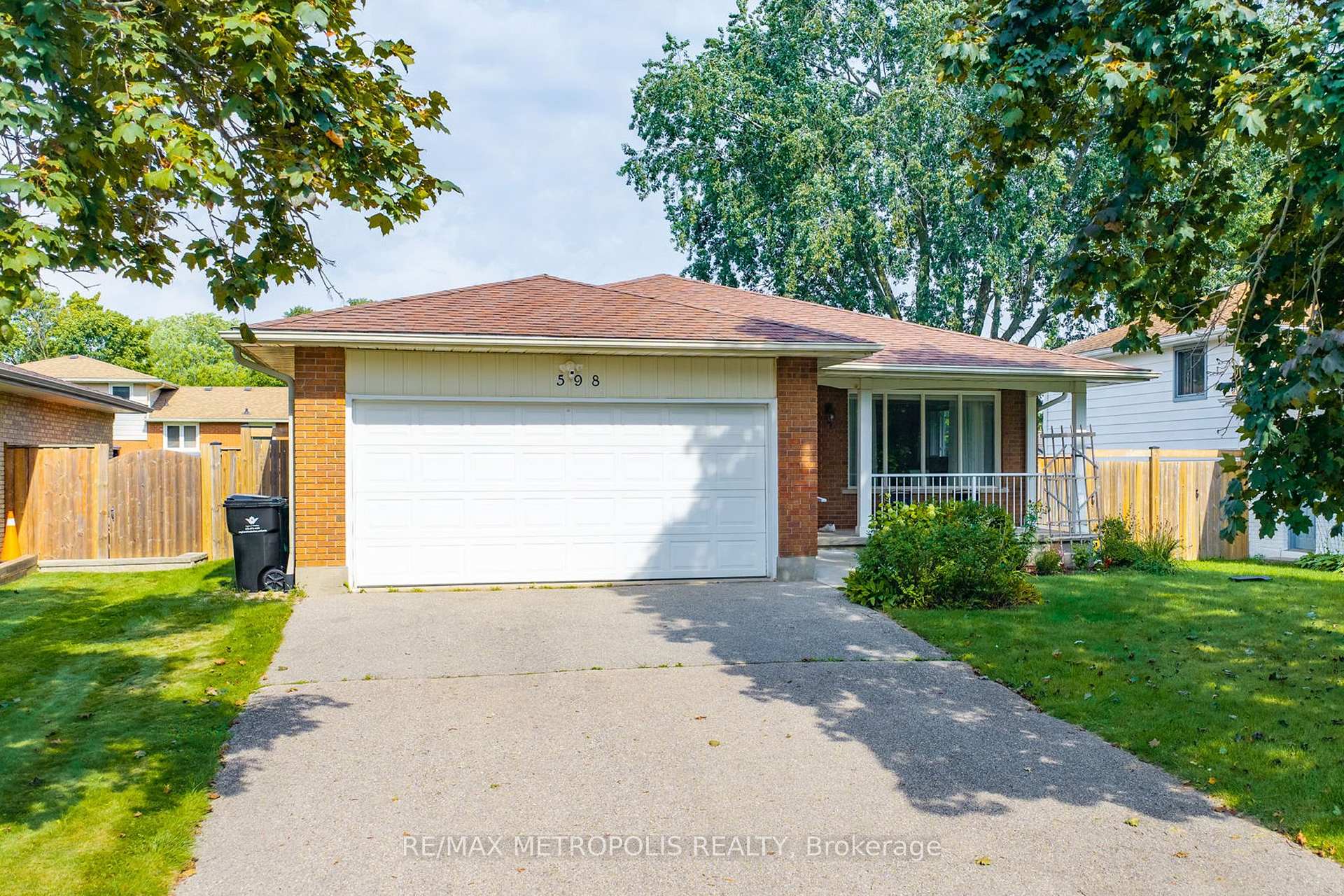 598 Black Oak Crescent Waterloo Ontario Canada Sale residential   RE/MAX Metropolis Realty Brokerage*