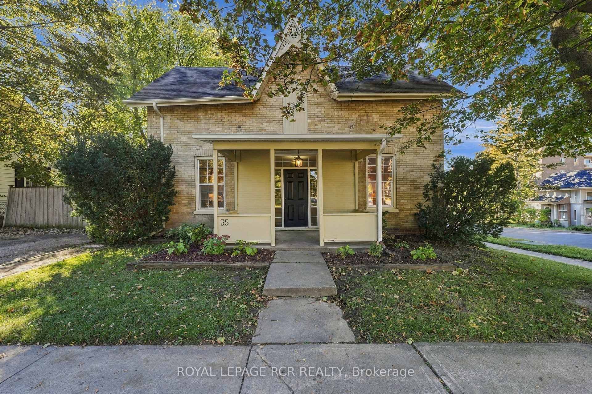 35 Metcalfe Street Aurora Ontario Canada Sale residential Debbie Martin Royal LePage RCR Realty, Brokerage *