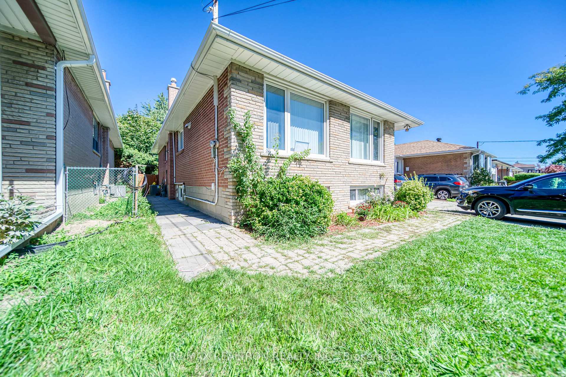 Unit #1 - 36 Beaver Valley Road Toronto Ontario Canada Rent residential Carol Teichman RE/MAX Realtron Realty Inc, Brokerage 