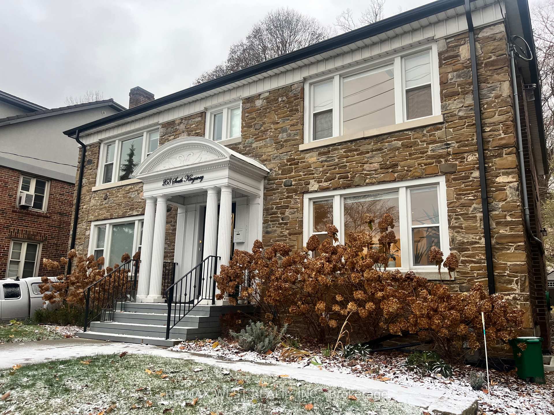 Unit 1 - 258 South Kingsway Toronto Ontario Canada Rented residential Grace Soares RE/MAX West Realty Inc., Brokerage