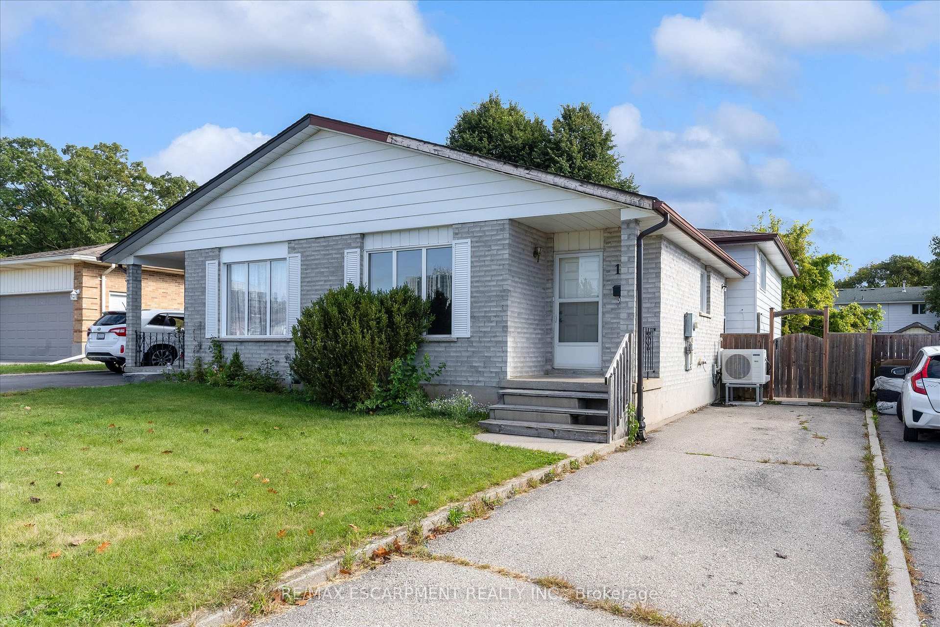 16 Crystal Court Cambridge Ontario Canada Sale residential John Moniz RE/MAX Real Estate Centre Inc., Brokerage*