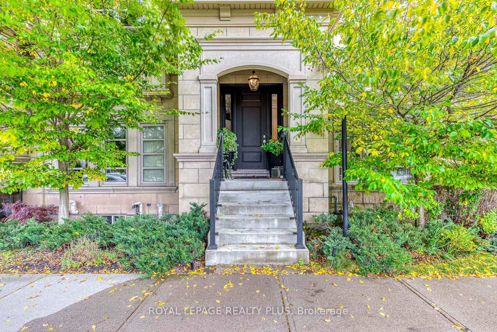 221 Hanover Street Oakville Ontario Canada Sale residential Jeffrey Vella Royal LePage Realty Plus, Brokerage*