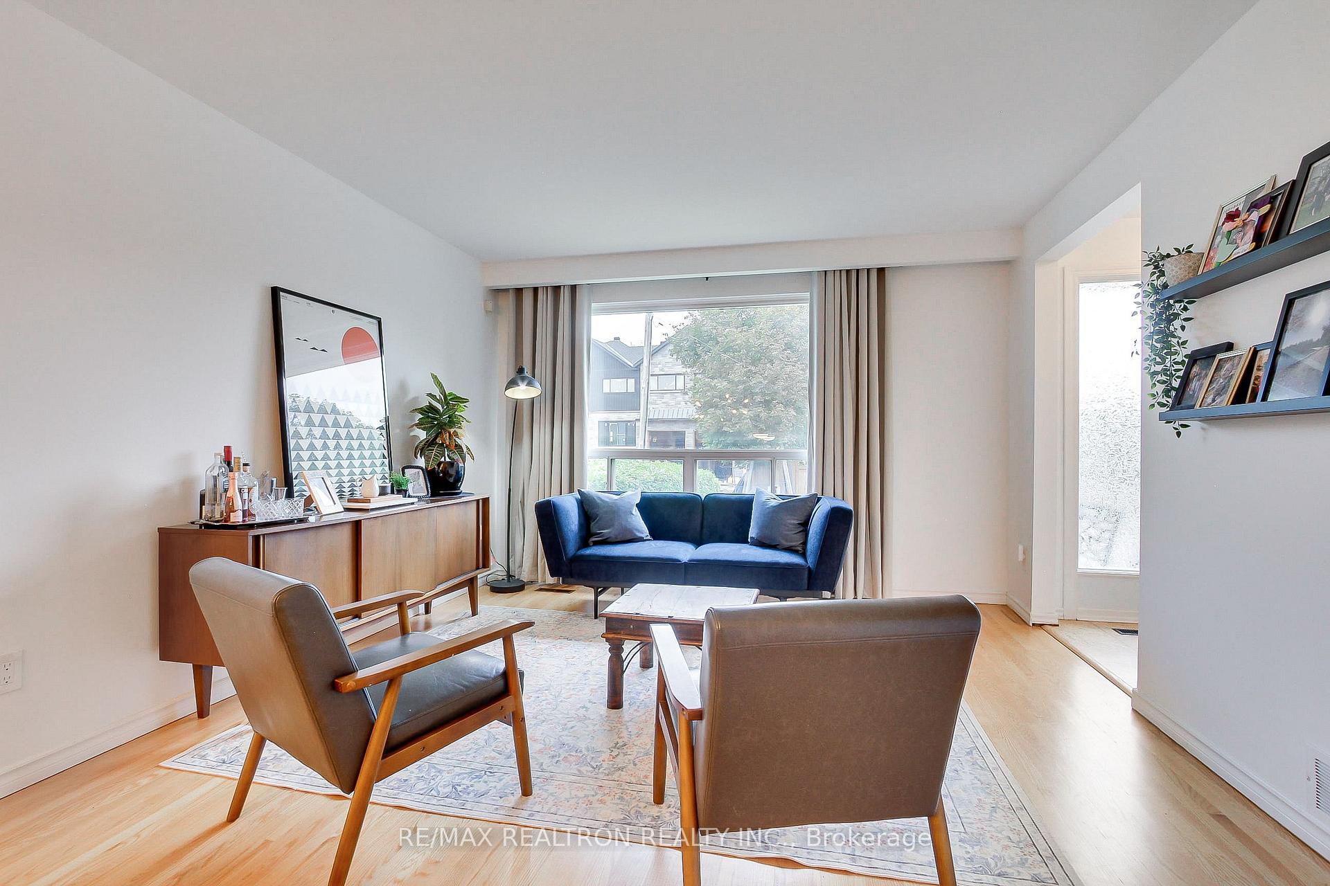 1 McDonald Drive Aurora Ontario Canada Sale residential Maria Mitchell RE/MAX Realtron Realty, Inc. Brokerage*