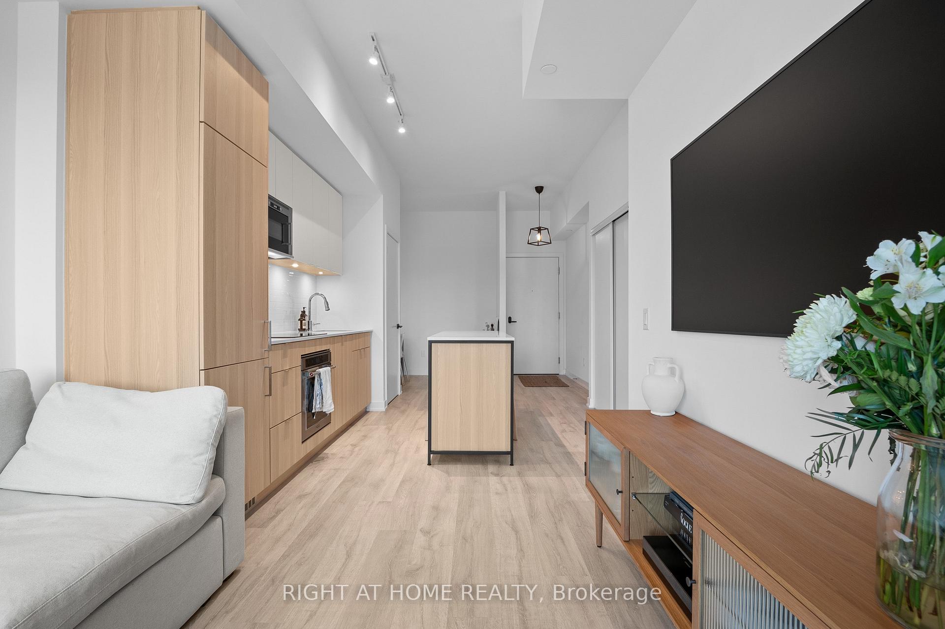 220 Missinnihe Way Mississauga Ontario Canada Rent residential Guido Bernal Right at Home Realty, Brokerage*