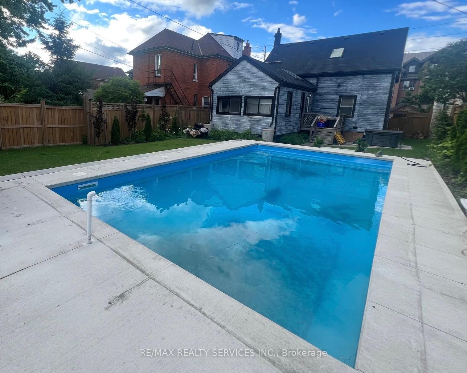 323 Charlton Avenue W Hamilton Ontario Canada Sale residential LARRY PERSAUD RE/MAX Realty Services Inc., Brokerage*