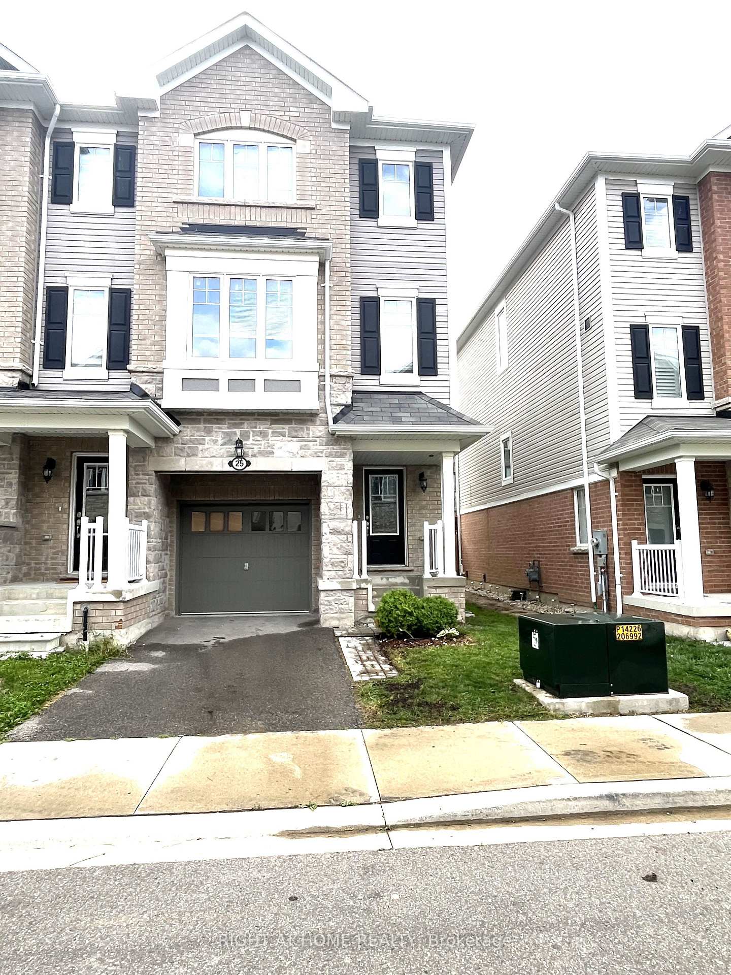 25 Rapids Lane Hamilton Ontario Canada Rent residential Maaz Samdani Right at Home Realty, Brokerage*