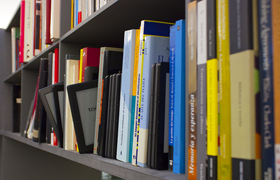 Imagen 1 de Una prioridad en México es la apertura de bibliotecas híbridas, con textos impresos y digitales