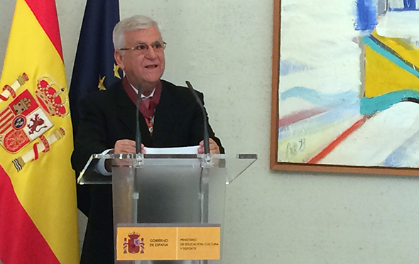 Imagen 1 de Antonio Basanta recibe la Encomienda de Alfonso X El Sabio de manos del Secretario de Estado
