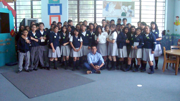 Imagen 1 de Víctor Hugo Paz: fomentar la lectura con los niños de Guatemala