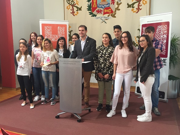 Imagen 1 de Miguel Ángel Ortíz y Luis Leante ganadores de los Premios Mandarache y Hache 2017