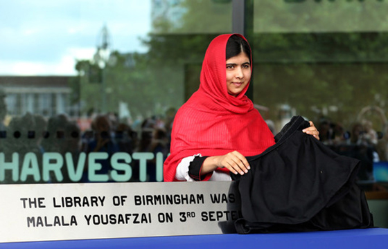 Imagen 1 de La niña paquistaní Malala Yousafzai inaugura una biblioteca en Birmingham