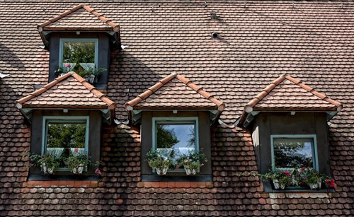 The history & features of the shingle house style of architecture