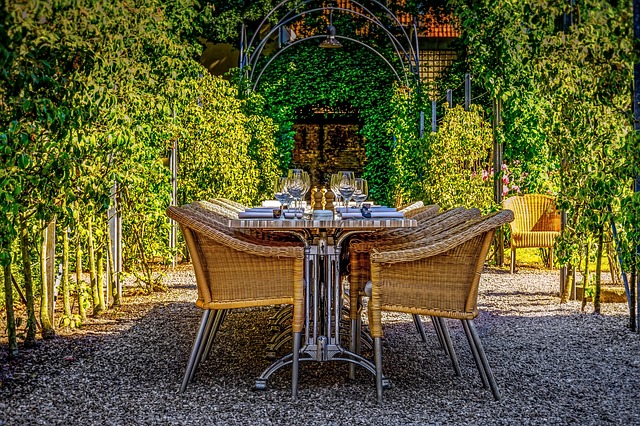 Hosting an outdoor event: A guide to decorating an outdoor dining table