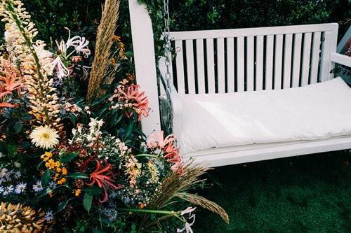 Trends in garden & lawn benches for your outdoor space