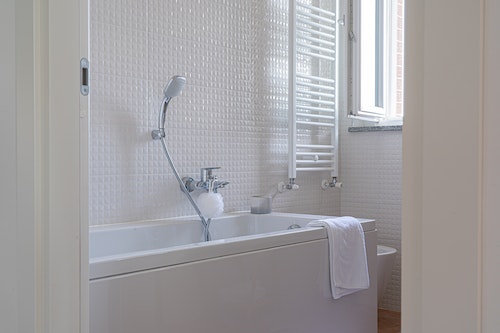 DIY home improvement ideas bath tub with towel over the edge
