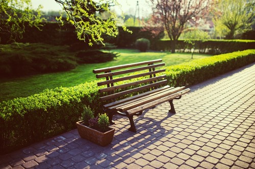 Choosing lawn benches: What to consider