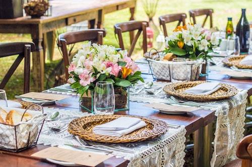 Ideas & tips for outdoor table settings