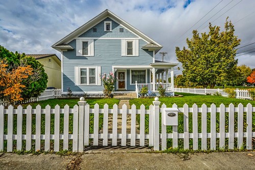 picket fences in front yards