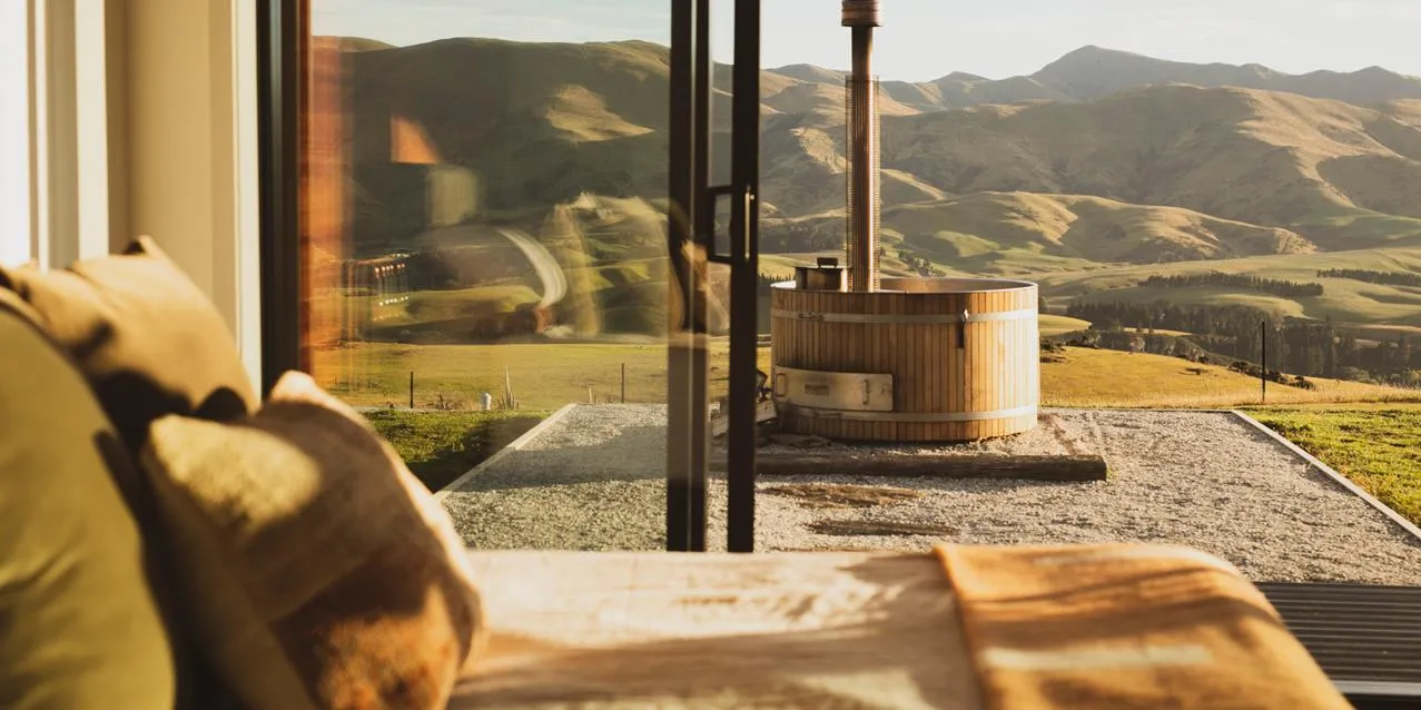 Rocky Ridge Hut Dunback Otago dog friendly accommodation South Island