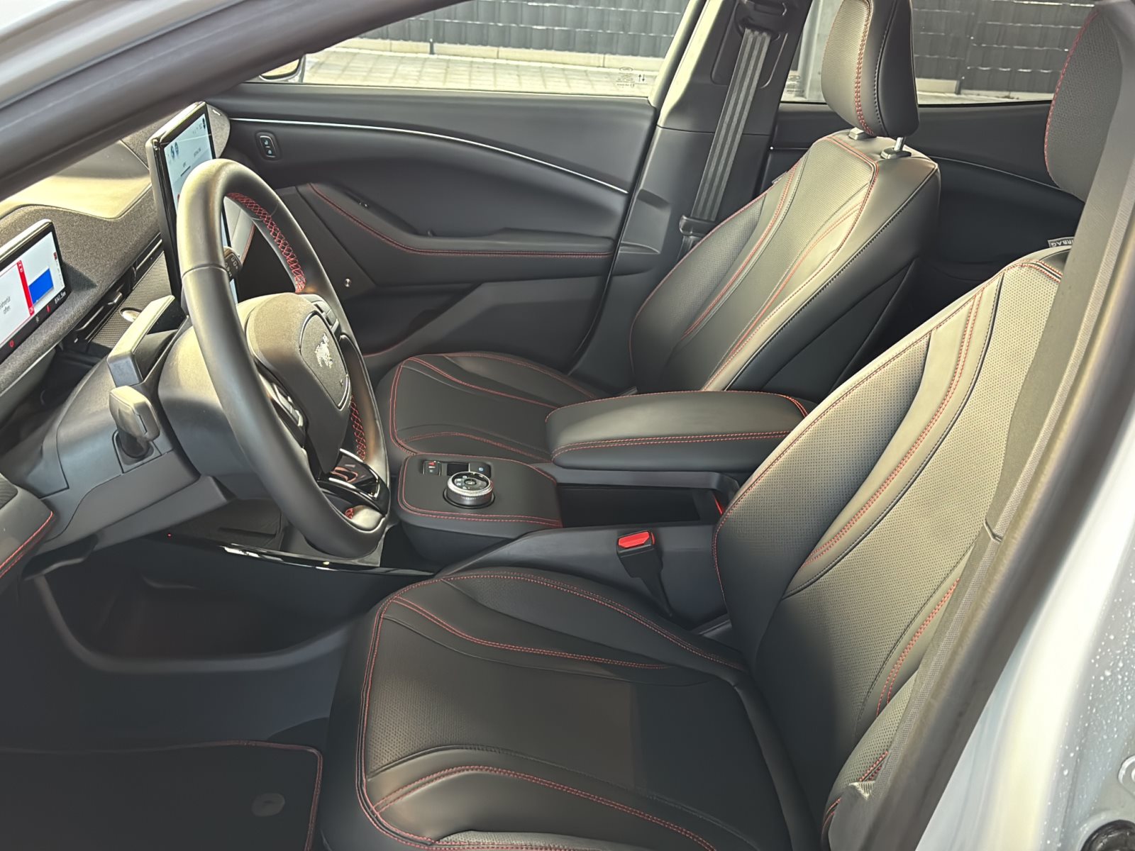 Ford MUSTANG MACH-E Premium 75,7 kWh AWD — Miniatur 2