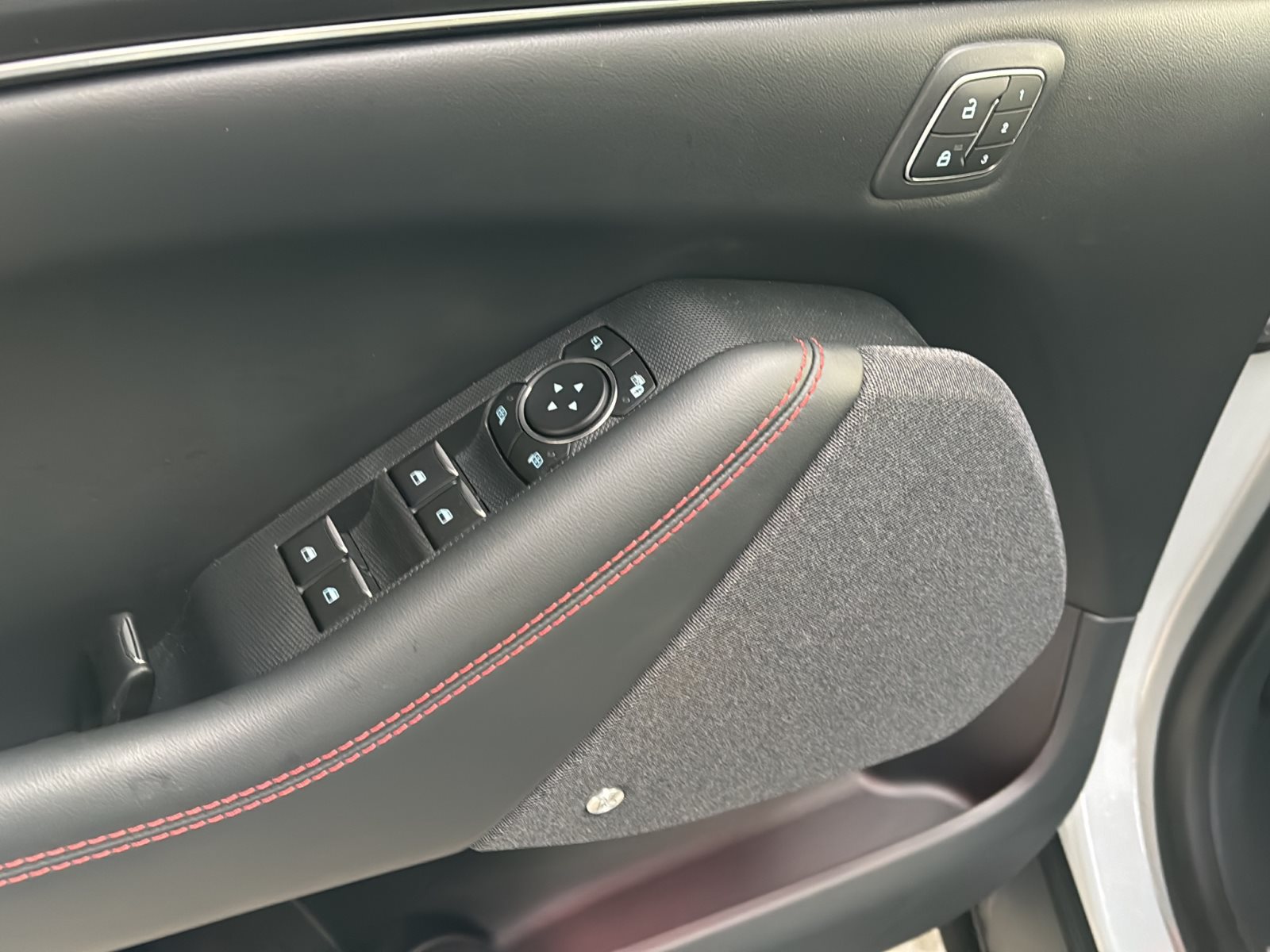 Ford MUSTANG MACH-E Premium 75,7 kWh AWD — Miniatur 9