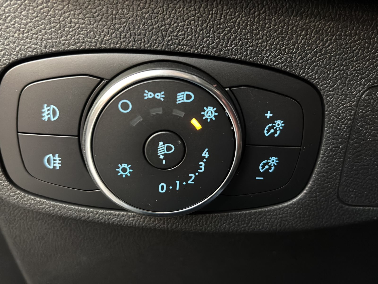 Ford Focus Turnier Titanium Edition Mild-Hybrid — Miniatur 9