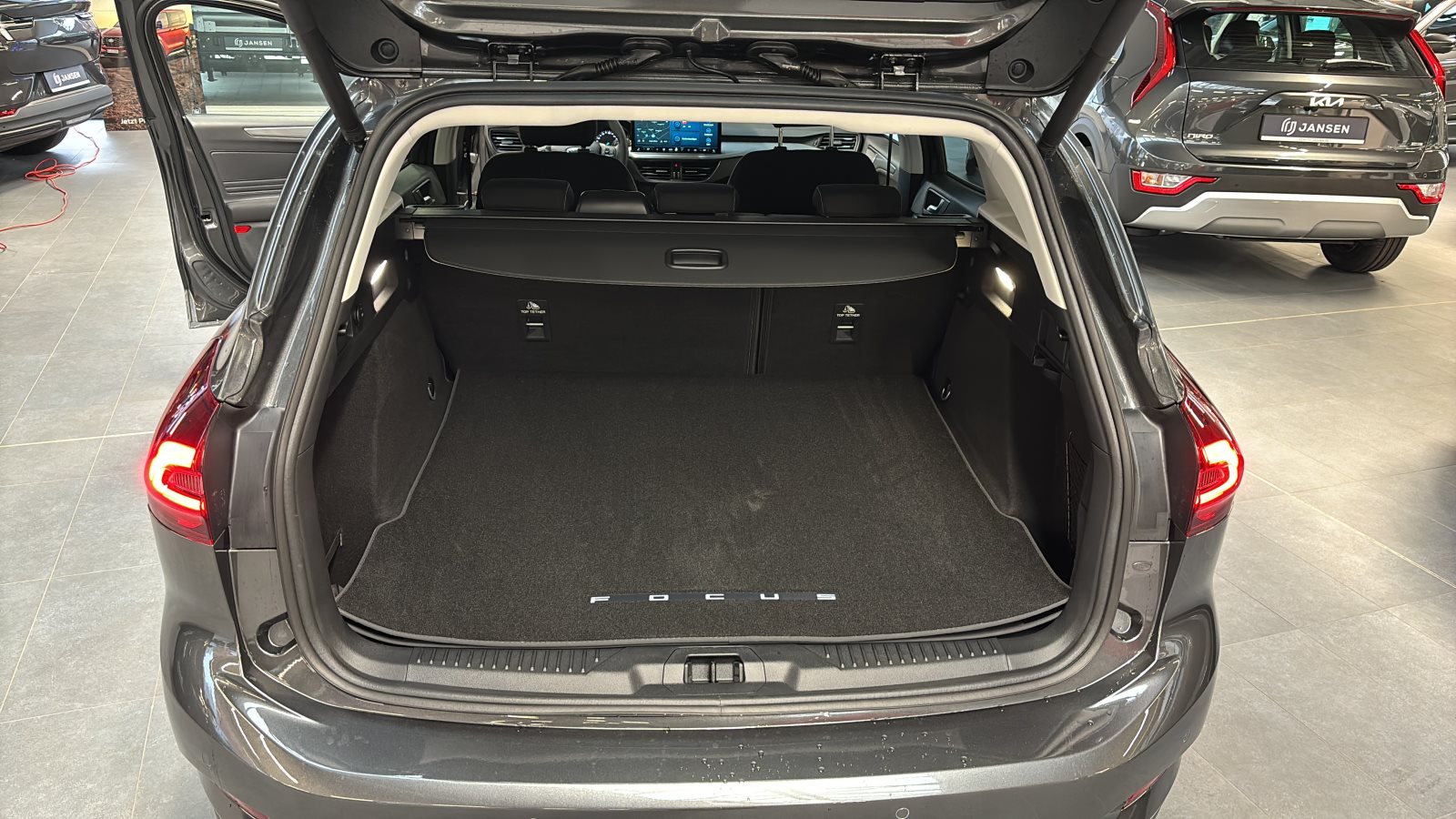 Ford Focus 1.5 EcoBlue Turnier Titanium Edition — Miniatur 9