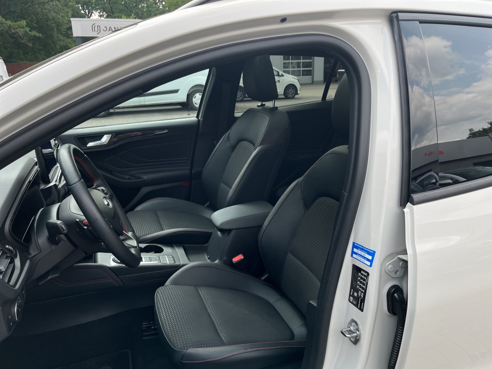 Ford Focus Turnier ST-Line X+Panoramadach+Beheizbare Frontscheibe+Automatische Heckklappe+Sitzheizung — Miniatur 2