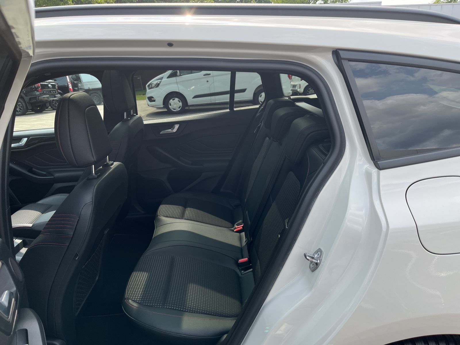 Ford Focus Turnier ST-Line X+Panoramadach+Beheizbare Frontscheibe+Automatische Heckklappe+Sitzheizung — Miniatur 3