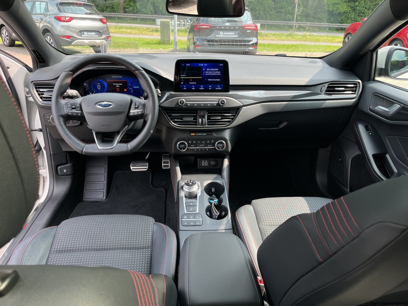 Ford Focus Turnier ST-Line X+Panoramadach+Beheizbare Frontscheibe+Automatische Heckklappe+Sitzheizung — Miniatur 6