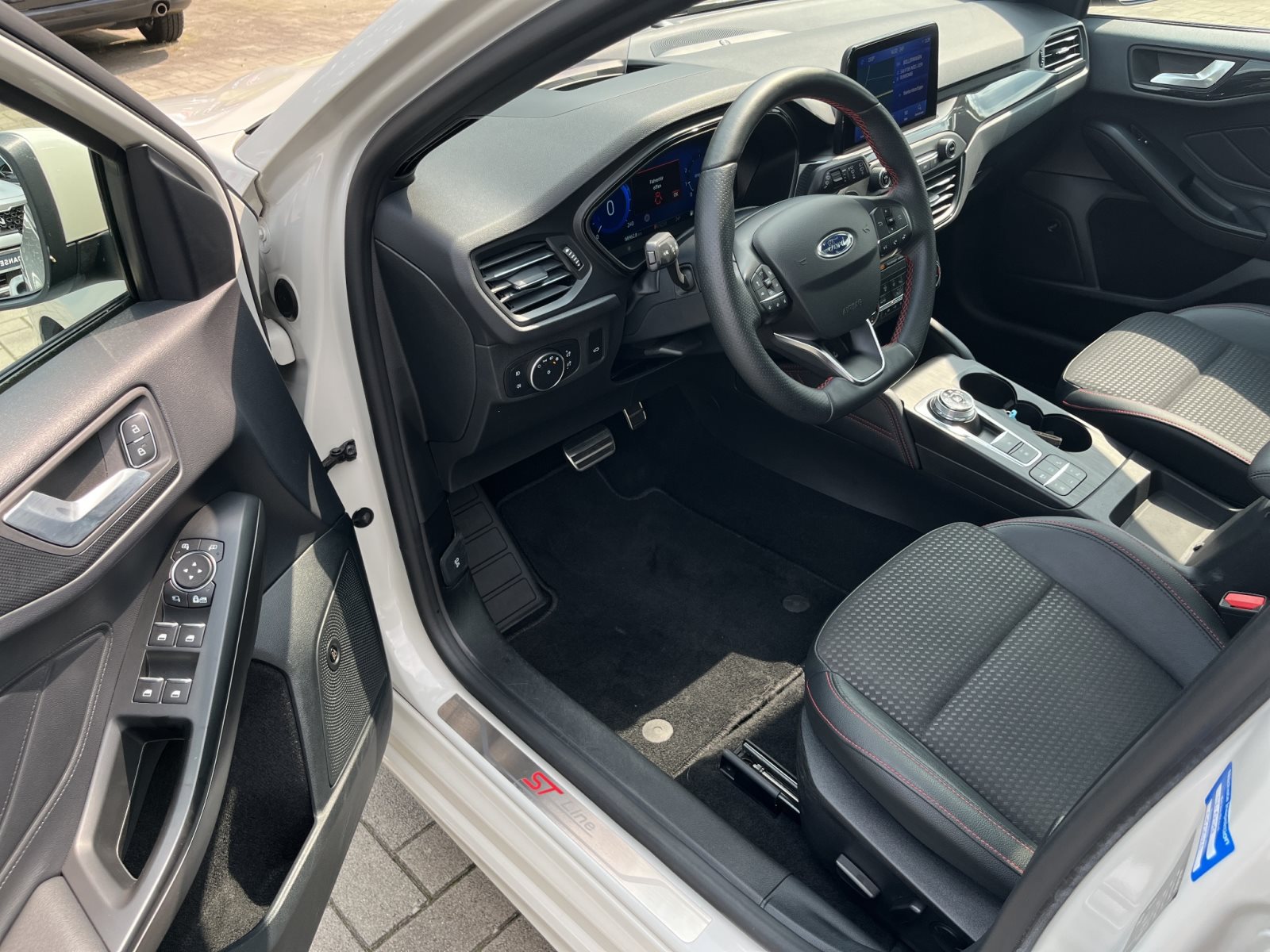 Ford Focus Turnier ST-Line X+Panoramadach+Beheizbare Frontscheibe+Automatische Heckklappe+Sitzheizung — Miniatur 9
