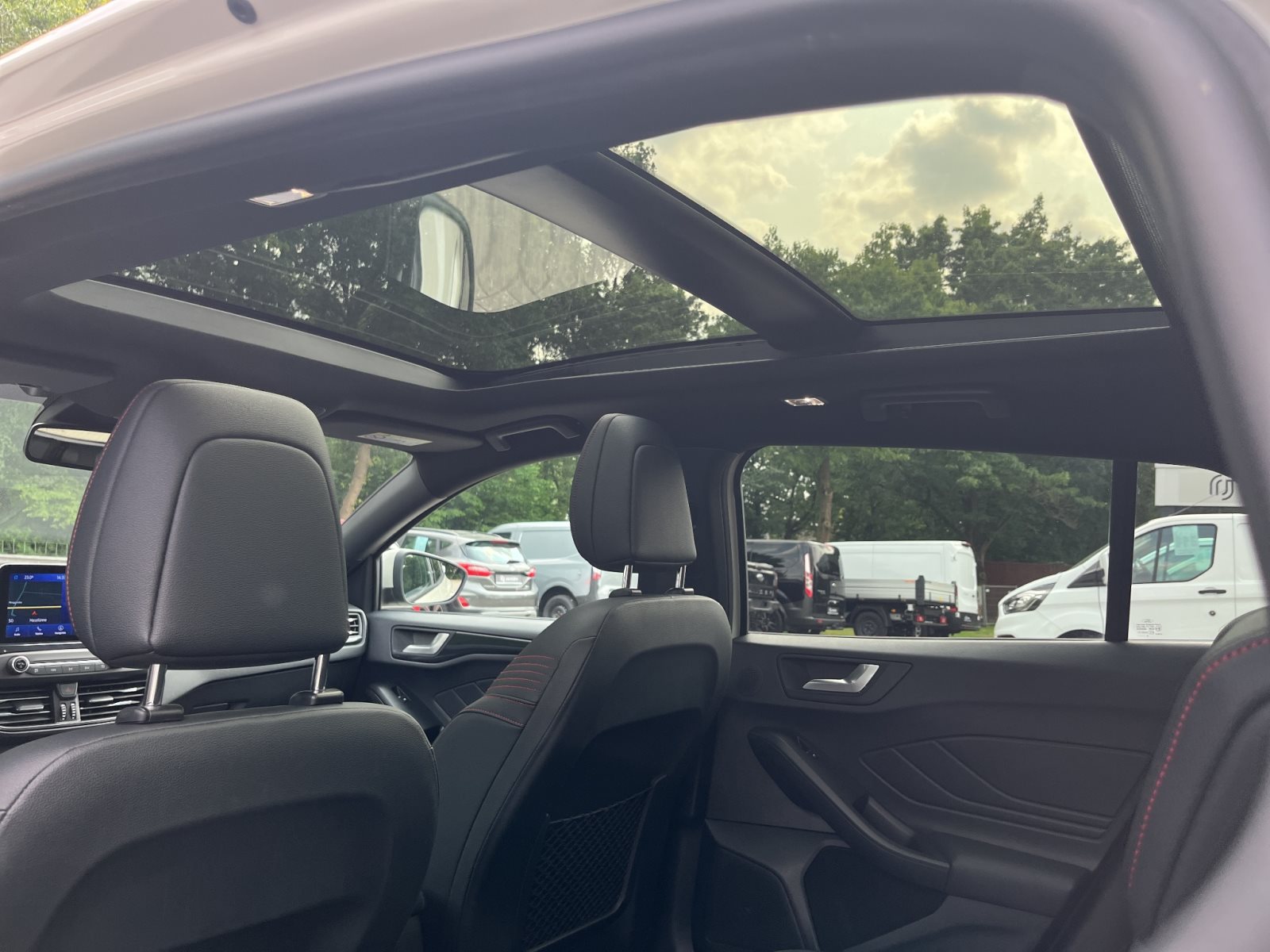 Ford Focus Turnier ST-Line X+Panoramadach+Beheizbare Frontscheibe+Automatische Heckklappe+Sitzheizung — Miniatur 10
